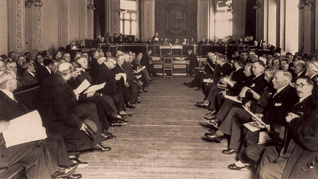 Junta General de Accionistas del Banco de España en 1934, albúmina de la sección 'De la edad de plata a la transición'.