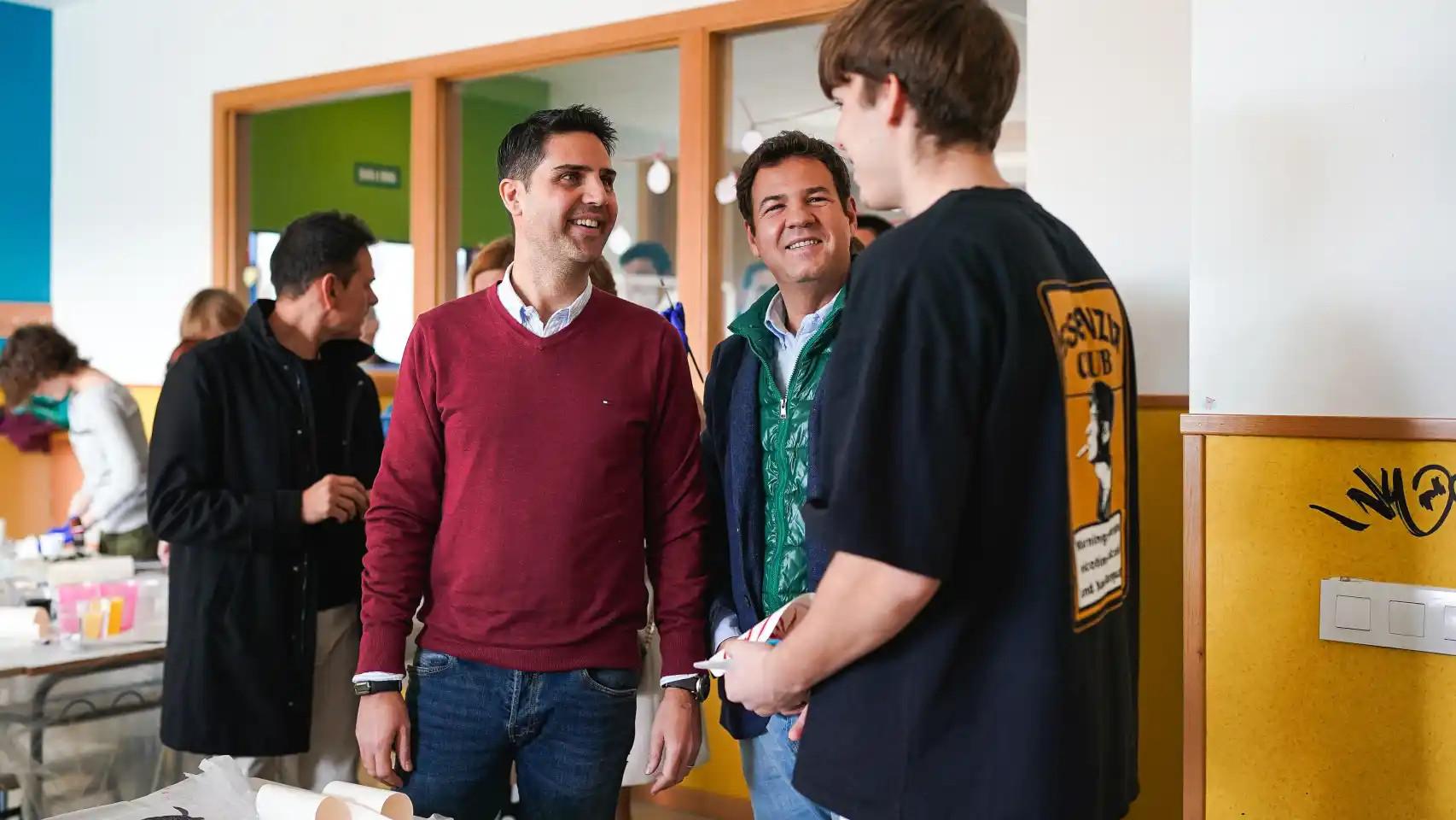 El consejero de Educación, Ciencia y Universidades, Emilio Viciana, en un instituto de Las Rozas.