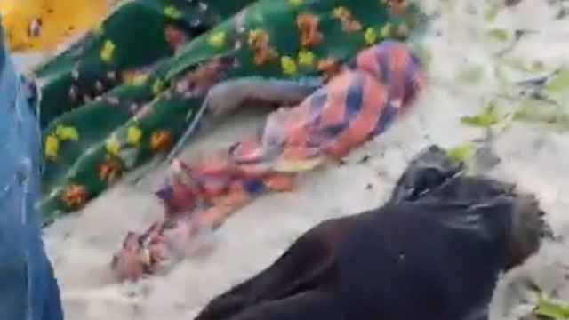 Vídeos difundidos en redes sociales muestran decenas de cadáveres tendidos en una playa.