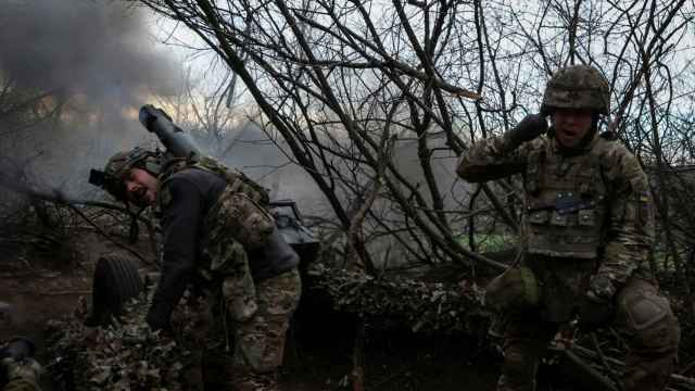 Militares ucranianos disparan un obús contra las tropas rusas en la región de Donetsk.