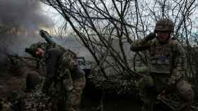 Militares ucranianos disparan un obús contra las tropas rusas en la región de Donetsk.