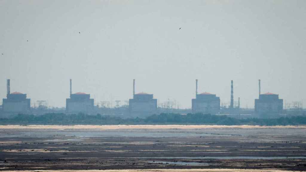 En el horizonte, la central nuclear de Zaporiyia. Imagen de archivo de junio de 2023.