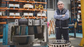 El taller de José Ramón Franco es el único de España que repara el corazón de las eólicas y fabrica piezas de torpederos submarinos