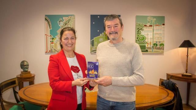 La alcaldesa de Betanzos, Maria Barral, entrega su premio al ganador del concurso, Adolfo Sanchez