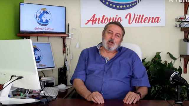 Antonio Villena, funcionario en excedencia, ofertando sus servicios en YouTube como experto en trámites de extranjería.