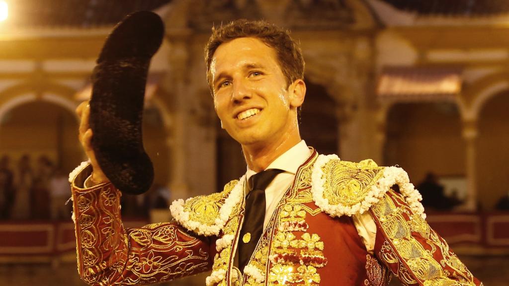 Juan Pedro García 'Calerito' en su salida a hombros por la puerta del patio de cuadrillas en Sevilla.