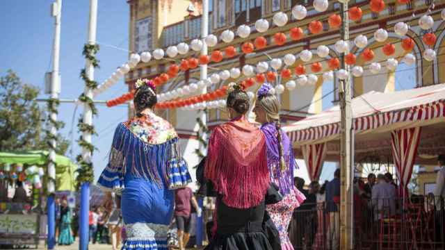 Flamencas pasean por el Real de la Feria de Abril en 2023.