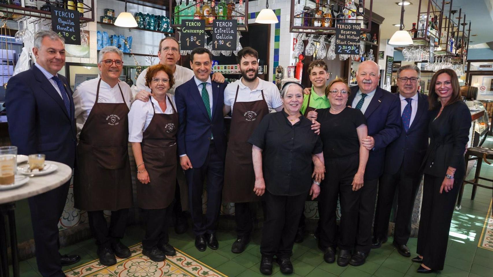 El presidente de la Junta con el alcalde de Sevilla y el eurodiputado Zoido, tras el acto, en el barrio de Pino Montano.