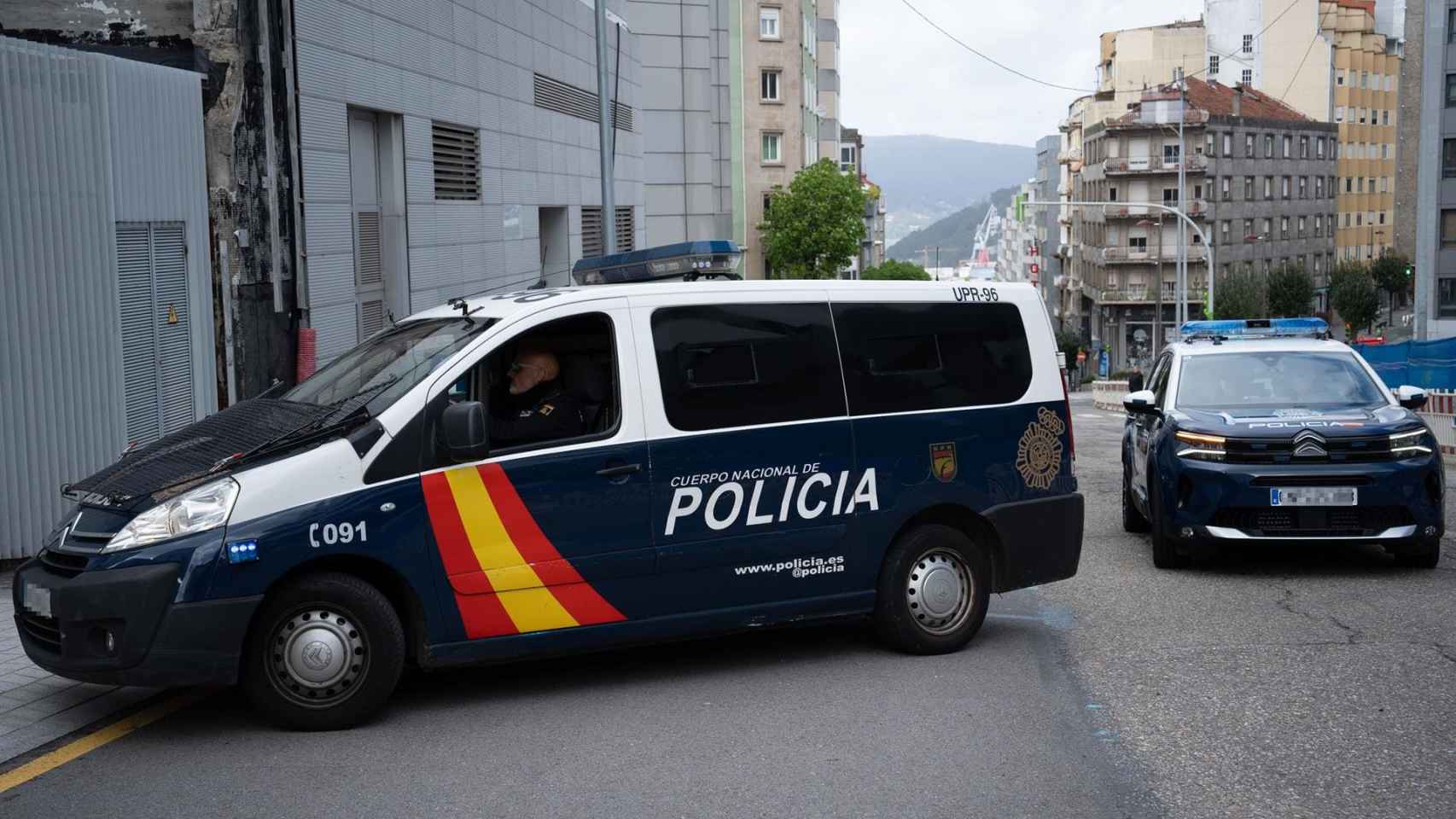 El detenido como presunto autor del homicidio de un hombre en Coia, llega al juzgado de Vigo para comparecer ante el juez.