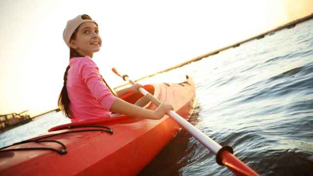 campamento verano, niña en kayak