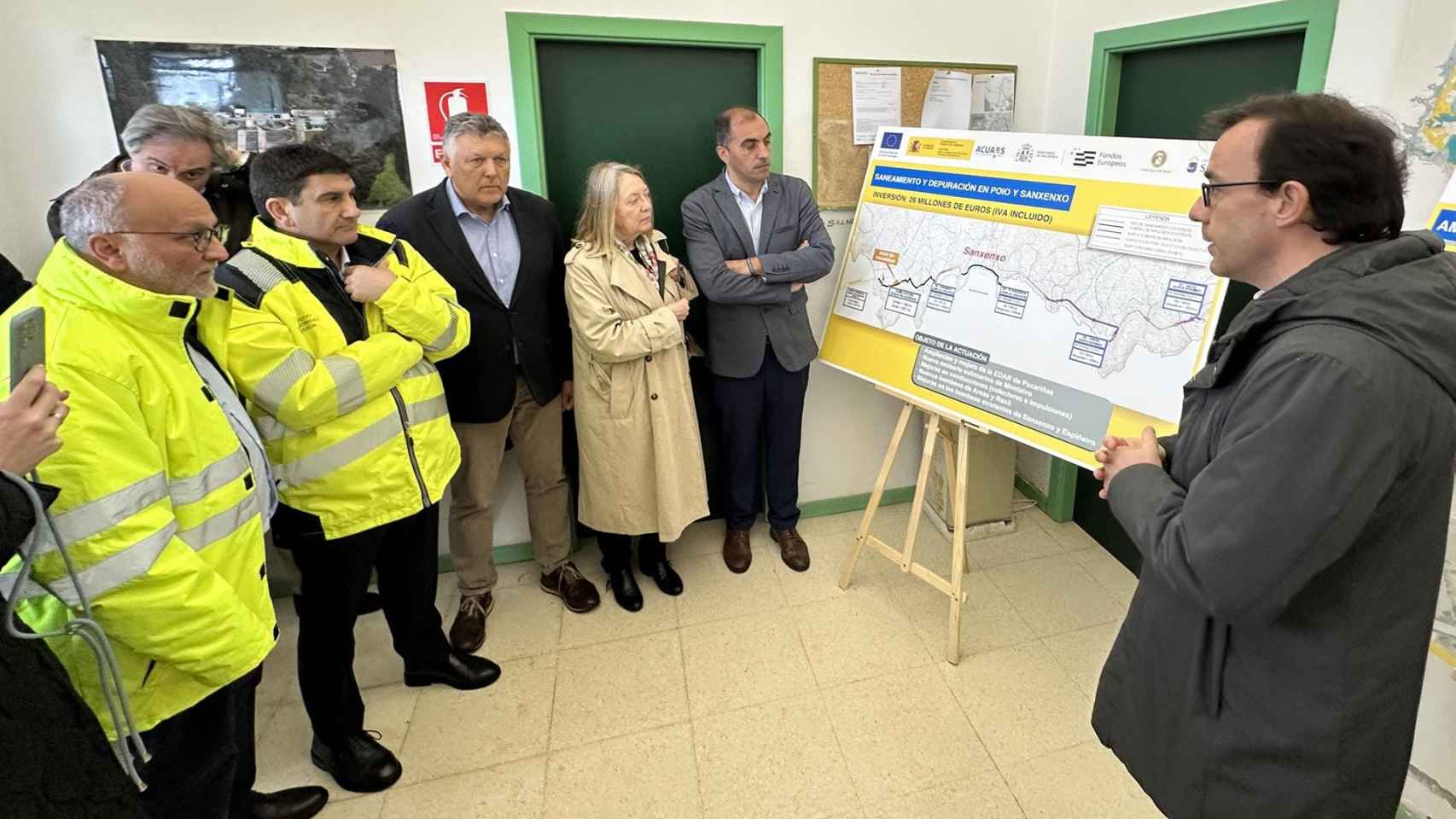 El delegado del Gobierno en Galicia, Pedro Blanco, junto con otras autoridades, visita las obras de saneamiento de Sanxenxo y Poio.