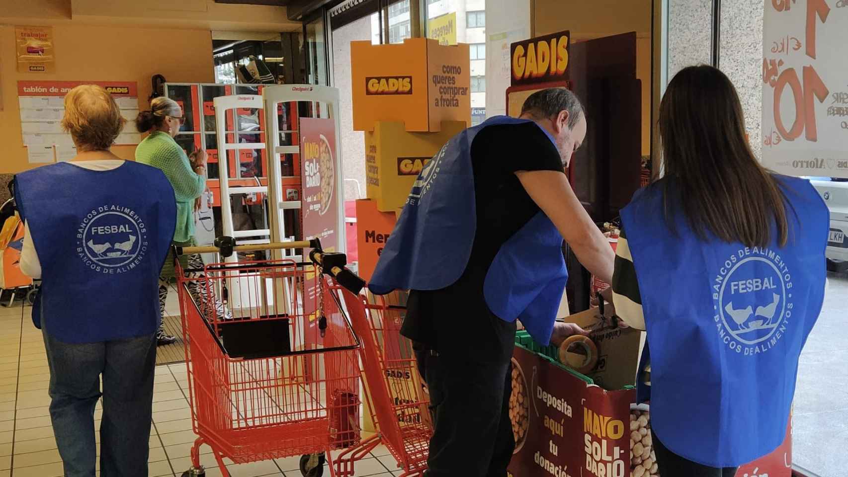 Voluntarios del Banco de Alimentos de Vigo en una campaña de Gadis.