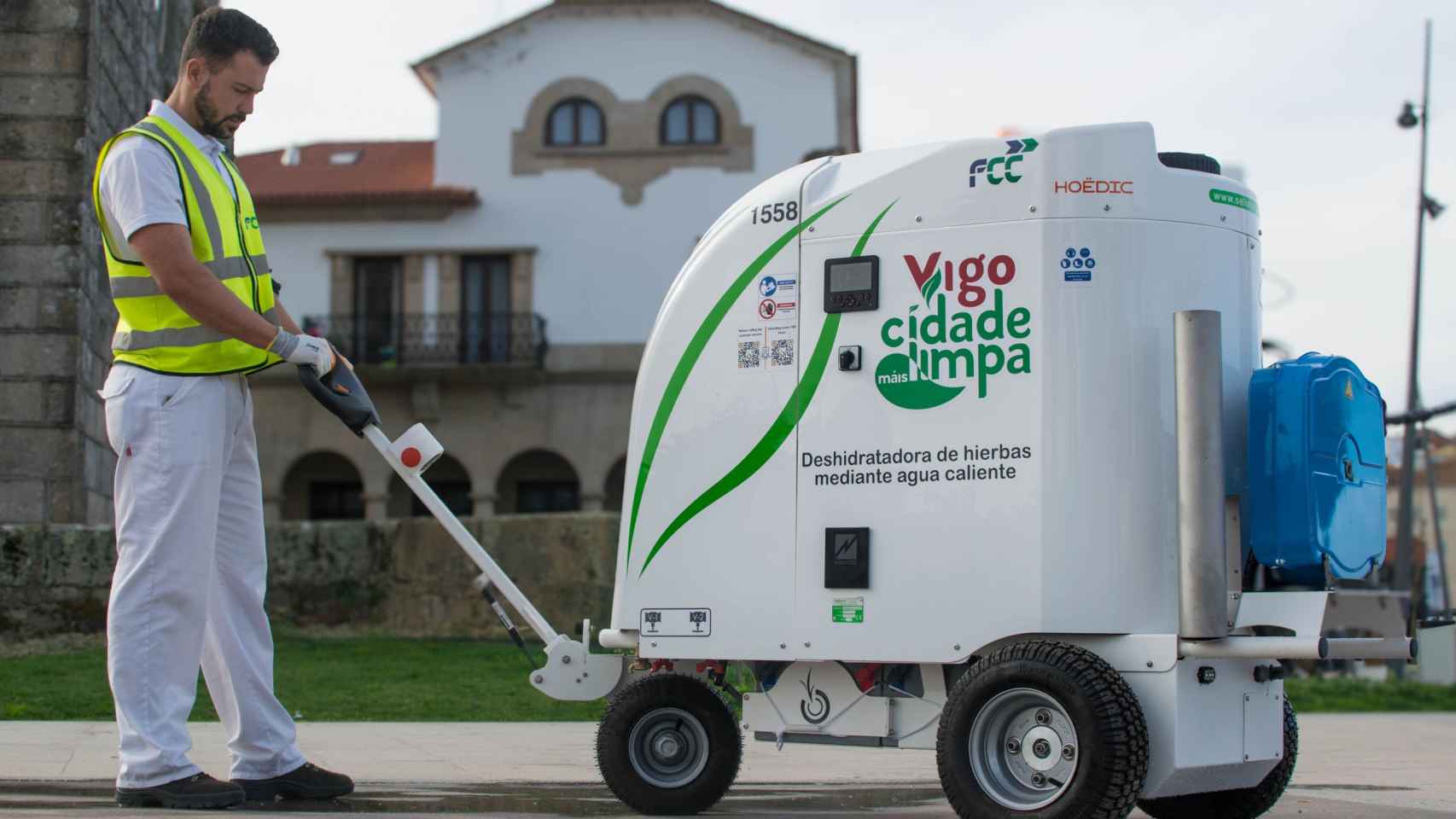 Máquina especial para la limpieza del verdín en Vigo.