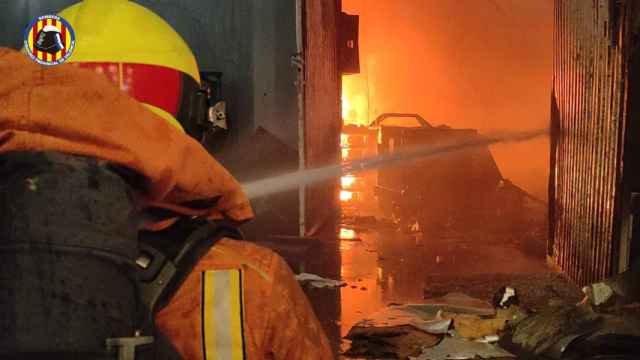 Bomberos de Valencia actúan en el incendio de Cecotec en Sollana. Consorcio Provincial de Bomberos