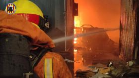 Bomberos de Valencia actúan en el incendio de Cecotec en Sollana. Consorcio Provincial de Bomberos