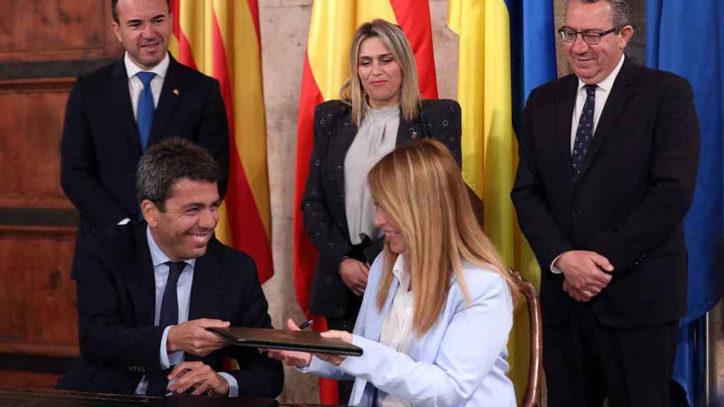 El presidente Carlos Mazón durante la firma del convenio con la FVMP. EE