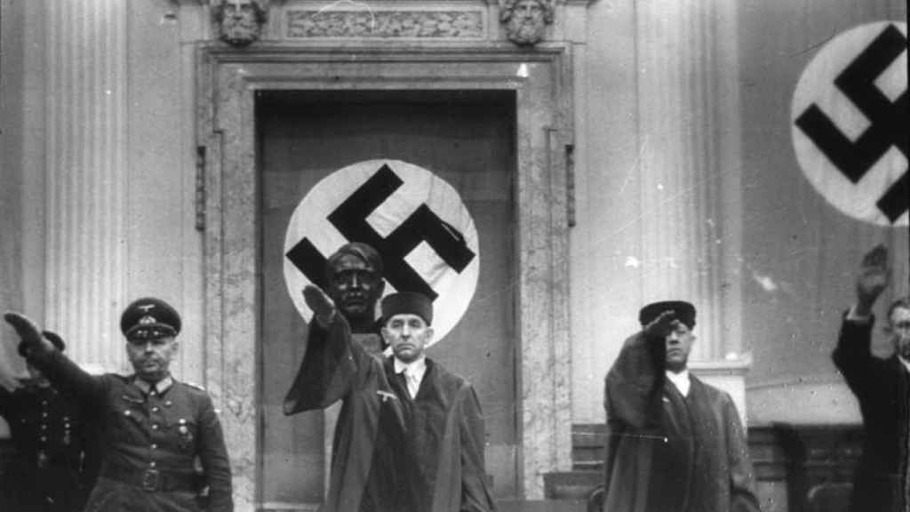 Roland Freisler (centro) haciendo el saludo nazi en una de sus sesiones en el Tribunal del Pueblo