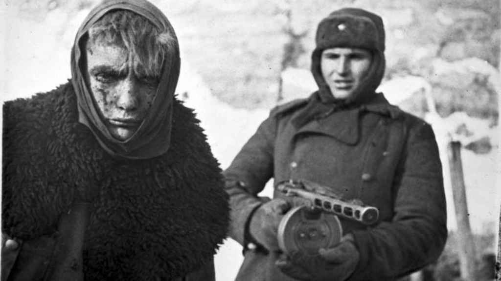 Un soldado soviético en Stalingrado junto a un prisionero alemán