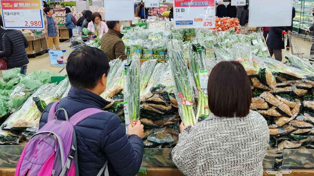 Dos mujeres compran cebolletas en un supermercado en Seúl.