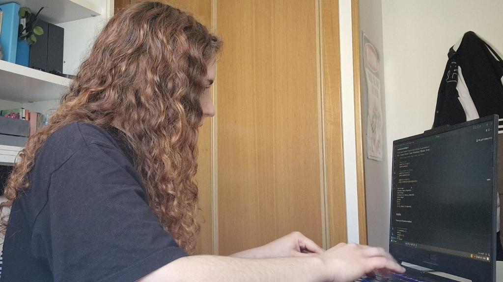 Marta Pérez, trabajando con su ordenador.