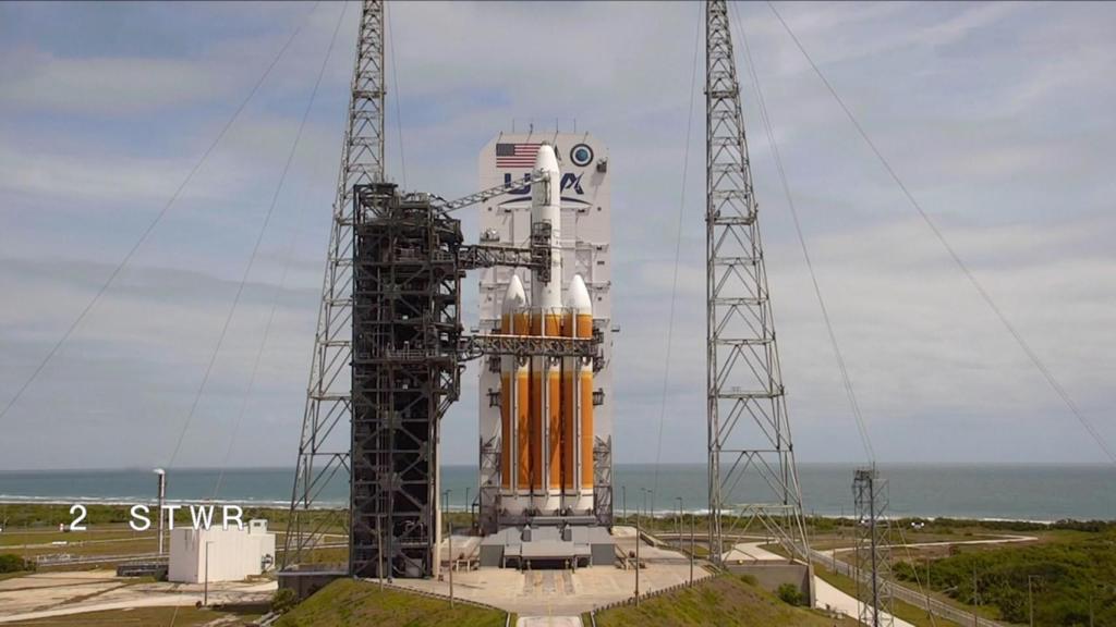 Delta IV Heavy en su plataforma antes del lanzamiento.