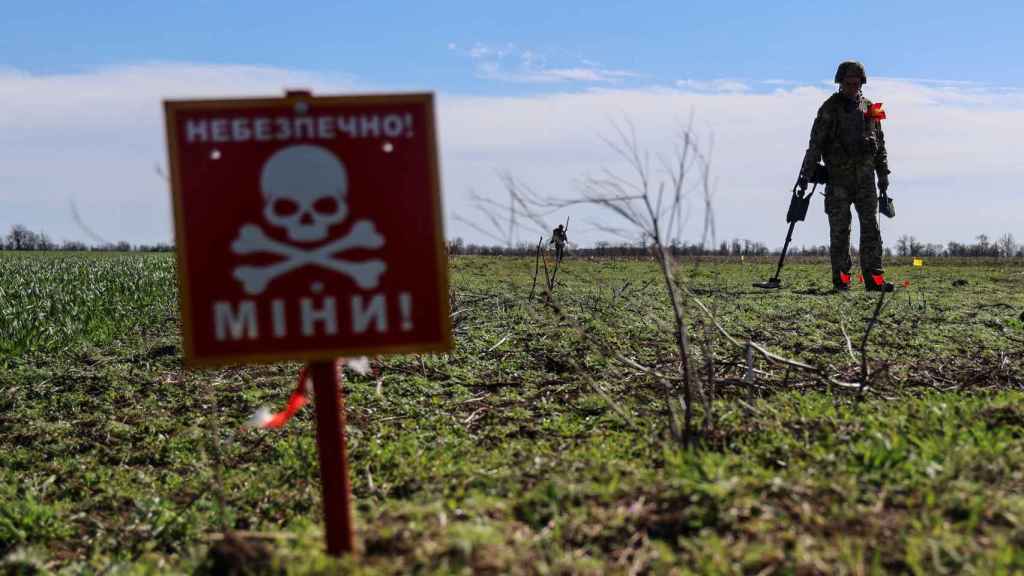 Un militar ucraniano limpia un área de minas antipersona en Jersón.