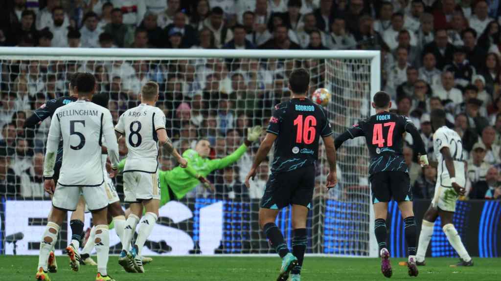 Momento del gol de Phil Foden desde fuera del área contra el Real Madrid