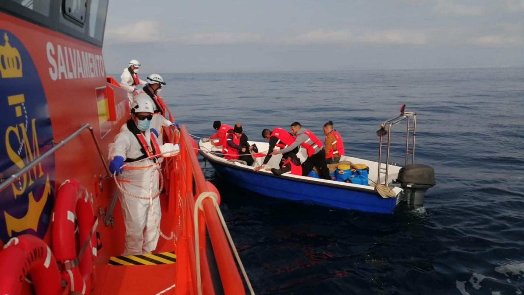 Imagen de archivo de una patera interceptada por Salvamento Marítimo en aguas de Alicante.