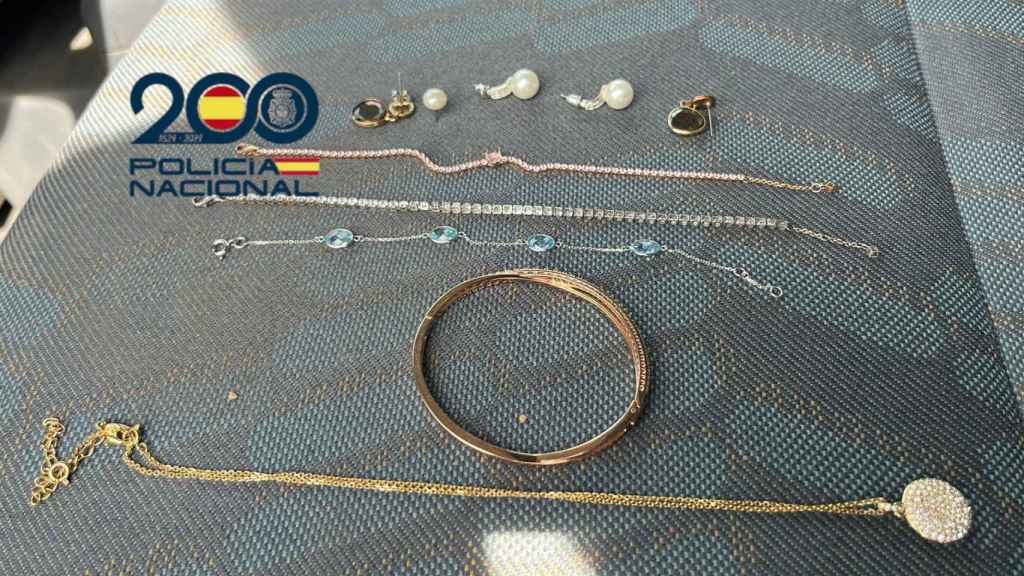 Parte de las joyas intervenidas por la Policía Nacional.