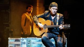 Álvaro Urquijo en primer plano con Javier Orán de fondo en el musical que llega a  Alicante.