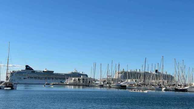 La doble escala de los dos cruceros en el Puerto de Alicante.