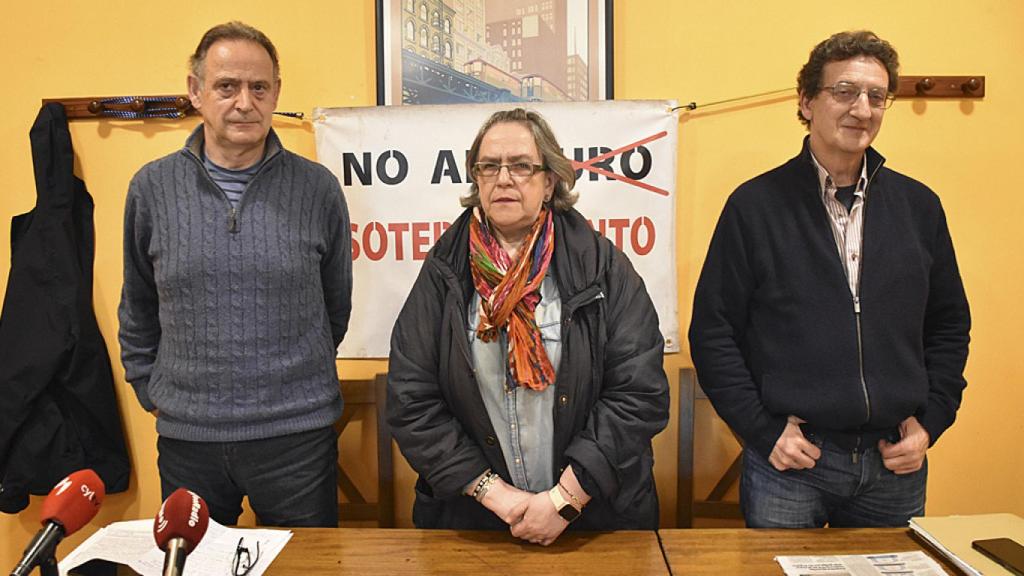 Cecilio Vadillo, Yolanda Matía y José Luis Lara (de izquierda a derecha, miembros de la Plataforma por el Soterramiento en Valladolid