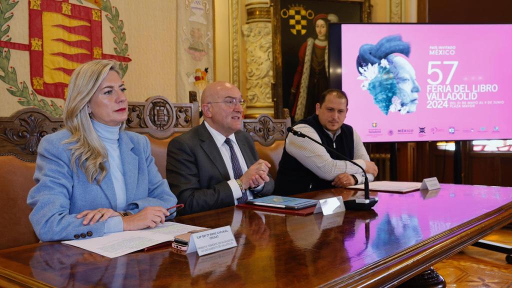 La concejala de Educación y Cultura, Irene Carvajal, el alcalde de Valladolid, Jesús Julio Carnero, y el presidente del Gremio de Libreros de Valladolid, Pablo de Garay, presentan la Feria del Libro