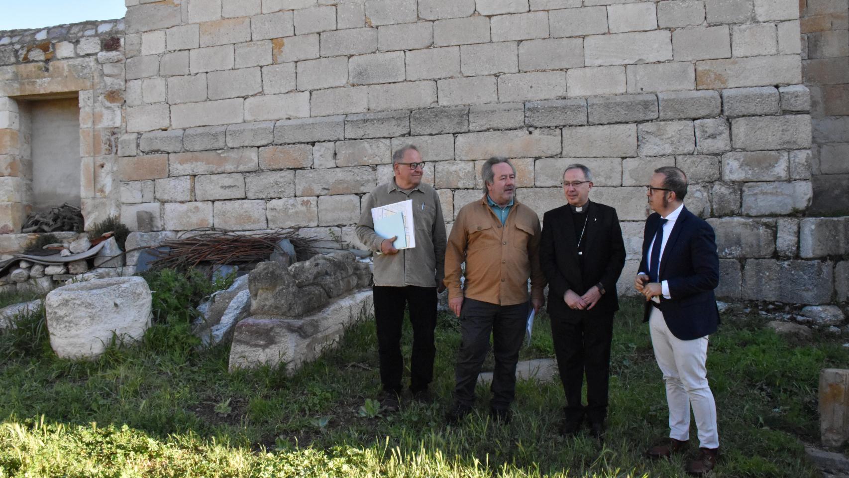 El alcalde de Zamora, Francisco Guarido; el obispo de Zamora, Fernando Varela; el diácono permanente de la diócesis de Zamora, Juan Manuel Chillón; y el concejal de Turismo, Christoph Strieder en la zona donde se creará la calle de acceso