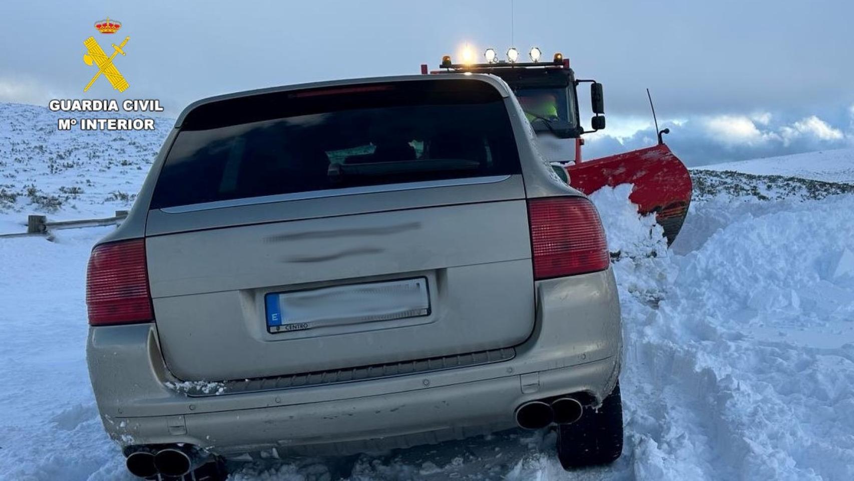 Coche atrapado en la nieve en la Laguna de Peces