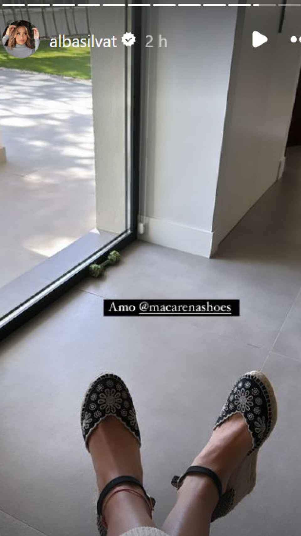 Alba Silva mostrando el modelo 'Carla' de Macarena Shoes.