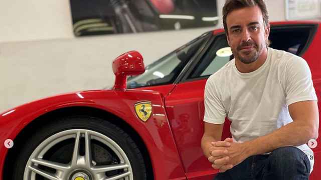 Fernando Alonso junto a uno de sus Ferrari