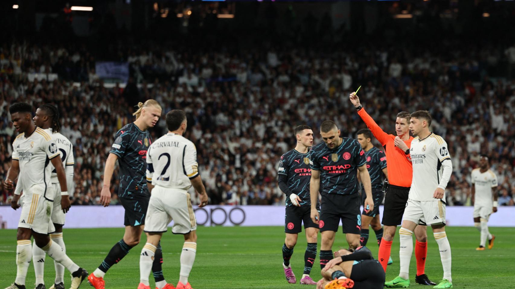 Francois Letexier muestra la tarjeta amarilla a Tchouameni