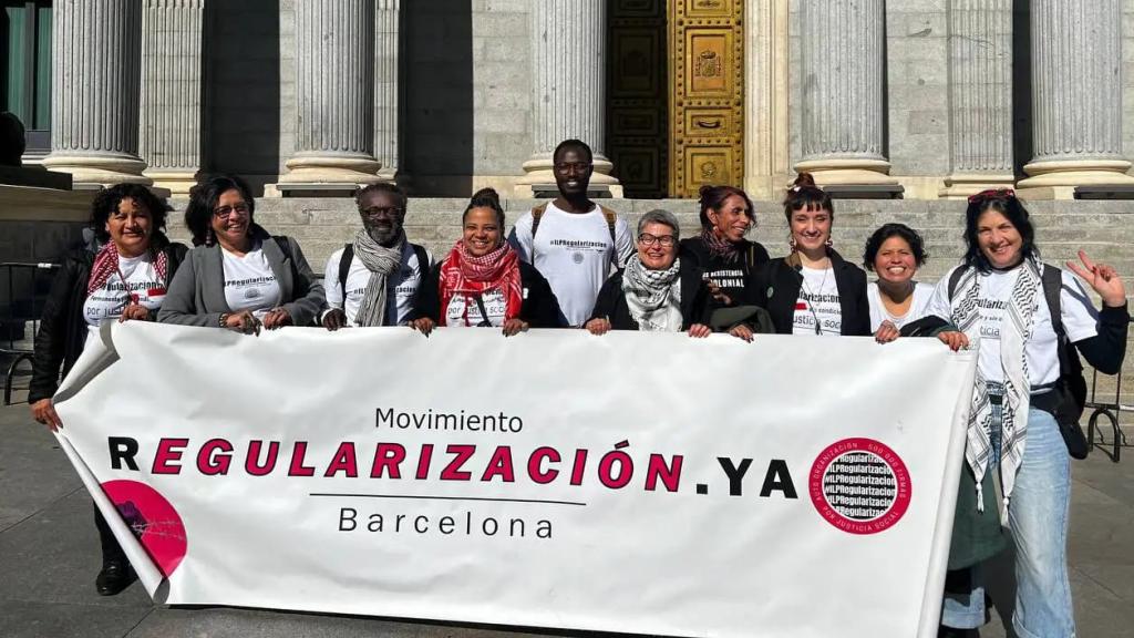 Movimiento Regularización Ya, procedente de Barcelona, frente a las puertas del Congreso