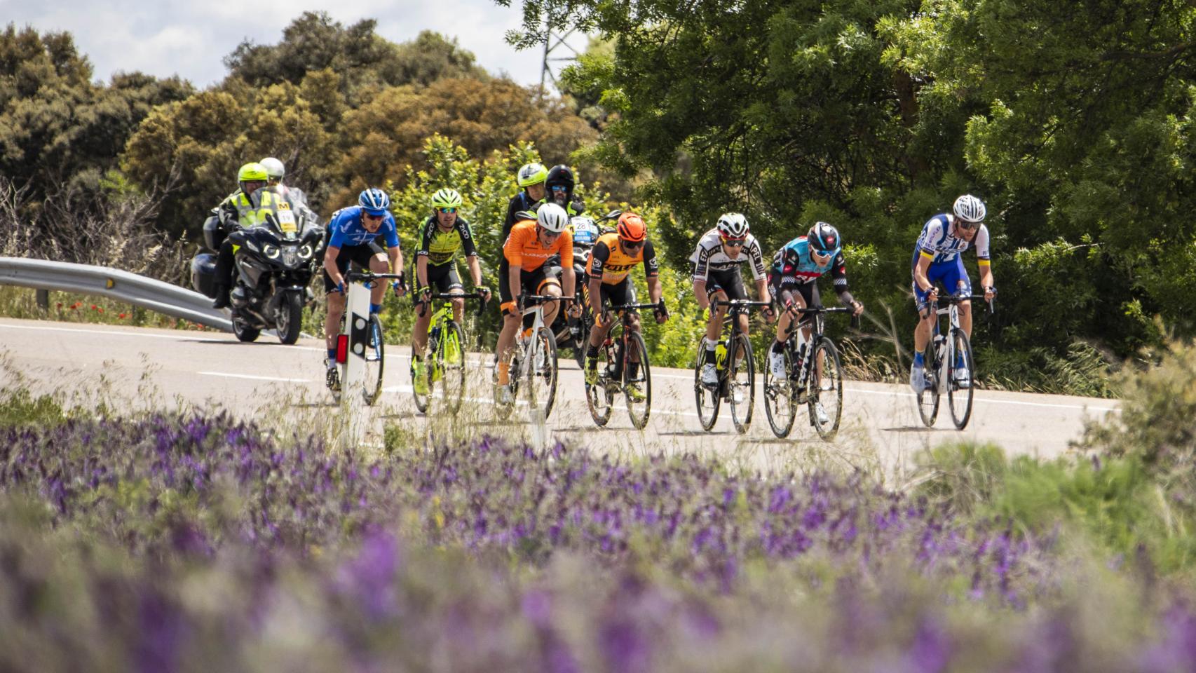 Un grupo de ciclistas en una carrera.