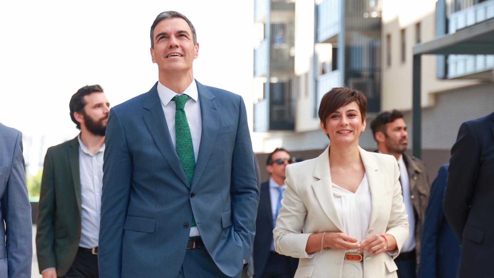 El presidente del Gobierno, Pedro Sánchez, y la ministra de Vivienda y Agenda Urbana, Isabel Rodríguez