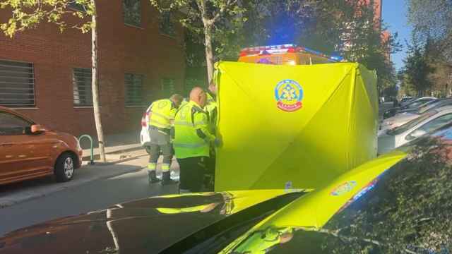 Los servicios de emergencias de Madrid atienden a la mujer atropellada en Usera.