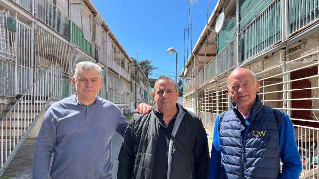 De izquierda a derecha, los trabajadores Raffaele y José, ambos con negocios en la UVA de Hortaleza, y Tirso, ya jubilado y también muy vinculado a la barriada.