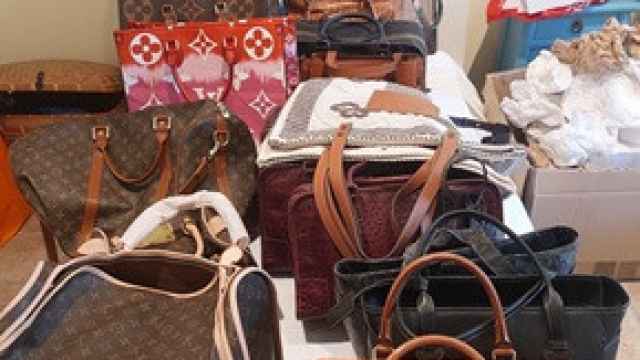 Intervenidos 804 artículos de marroquinería falsificados a la venta en una tienda en Marbella