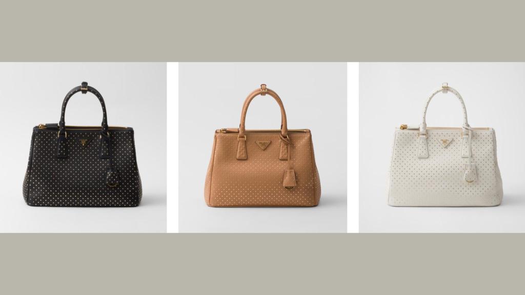 Nueva colección de los bolsos de Prada Galleria de piel con tachuelas (6.500 €).