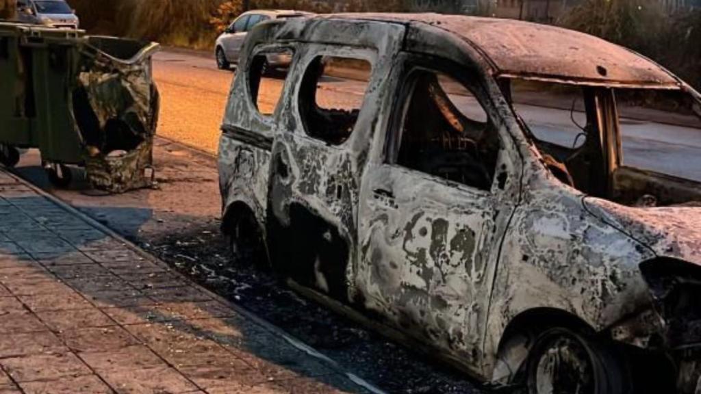 Una furgoneta arde en el polígono de Alvedro.