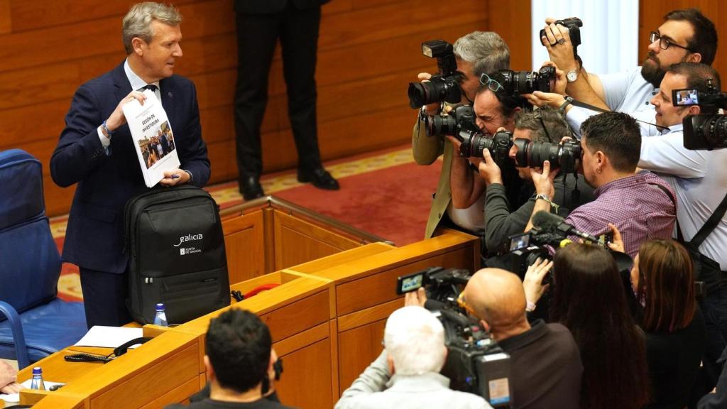 El presidente de la Xunta de Galicia, Alfonso Rueda, es fotografiado por los medios de comunicación durante su segundo debate de investidura