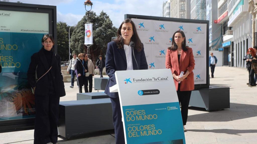 La concelleira Noemí Díaz participó en la inauguración de la exposición.