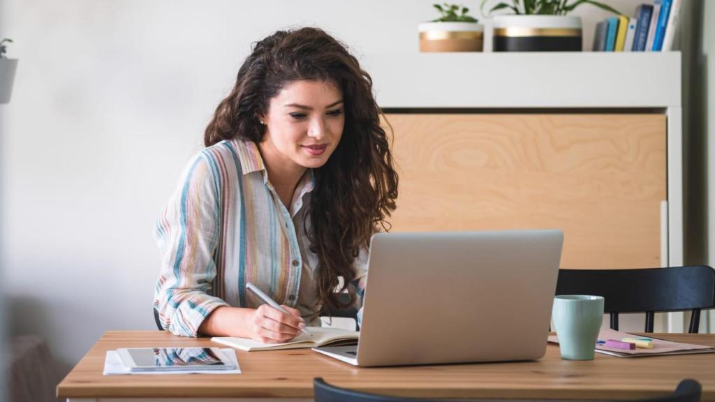 Imagen de archivo de una mujer en plena búsqueda de empleo