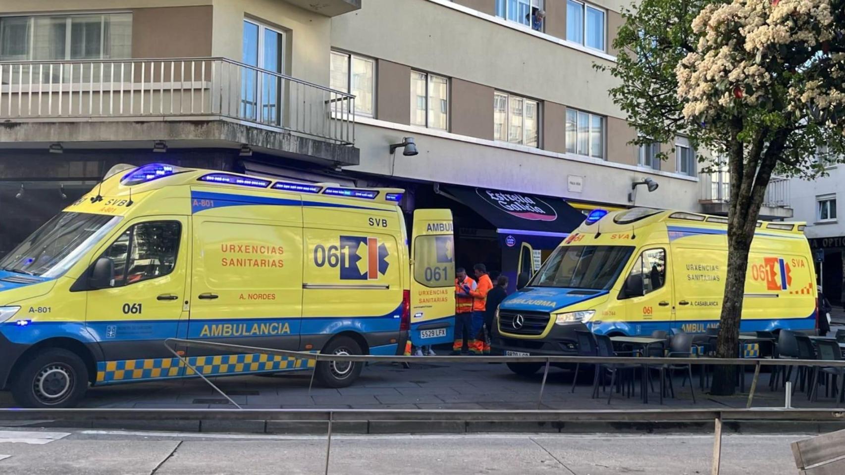 La ambulancia traslada a un hombre que sufrió un desmayo en Santiago.